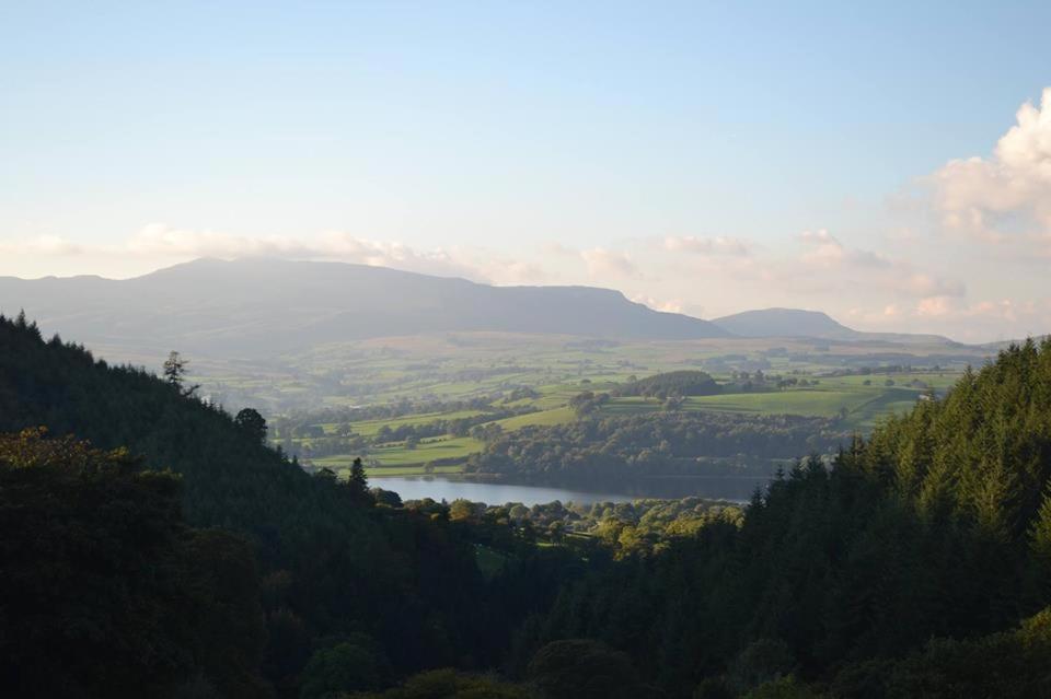 巴拉Glyn Mawr Barn的享有山谷、湖泊和山脉的美景。