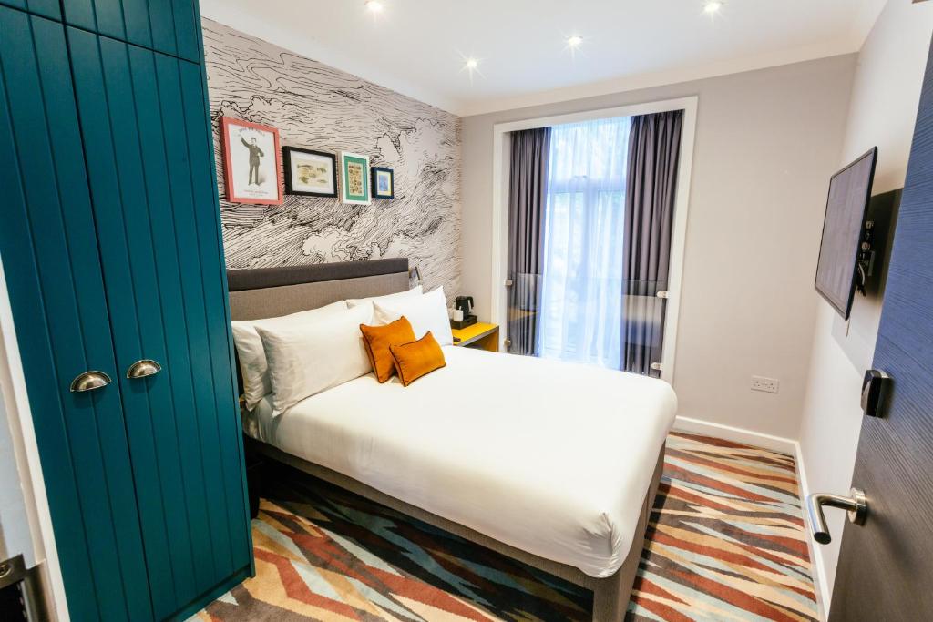 伦敦奥利弗广场酒店的一间卧室设有一张床和一个绿门