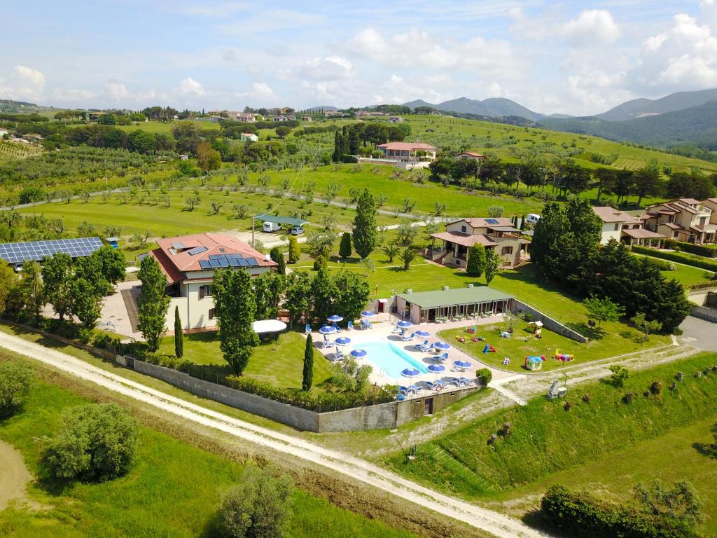 圣温琴佐圣格雷戈里奥农家乐的享有带游泳池的度假村的空中景致