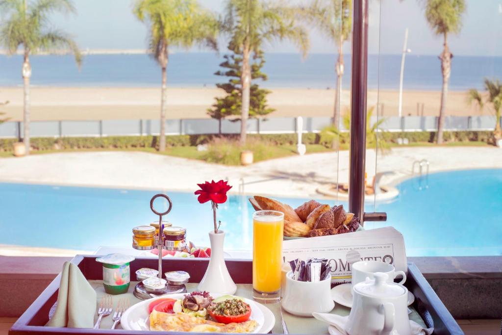 穆罕默迪耶穆罕默迪耶阿凡提酒店的桌边桌边的早餐盘