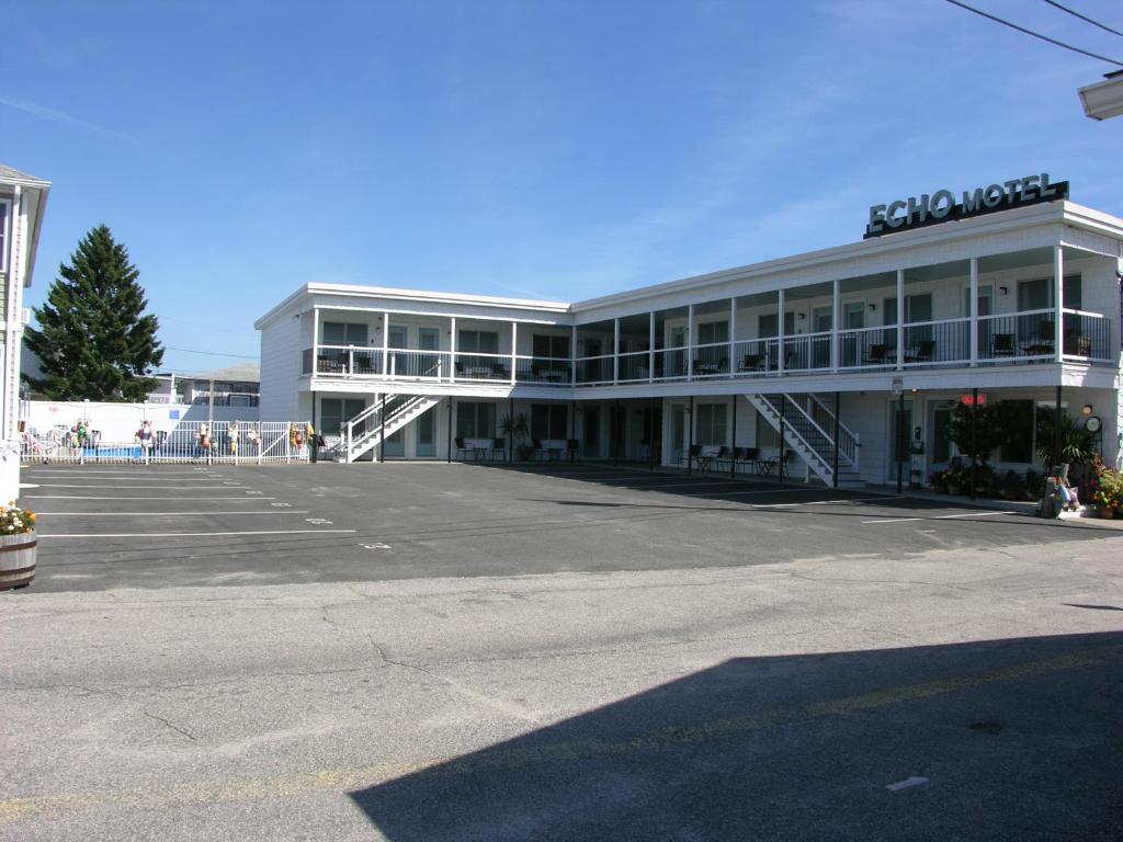 旧奥查德比奇Echo Motel的大楼前的大型停车场