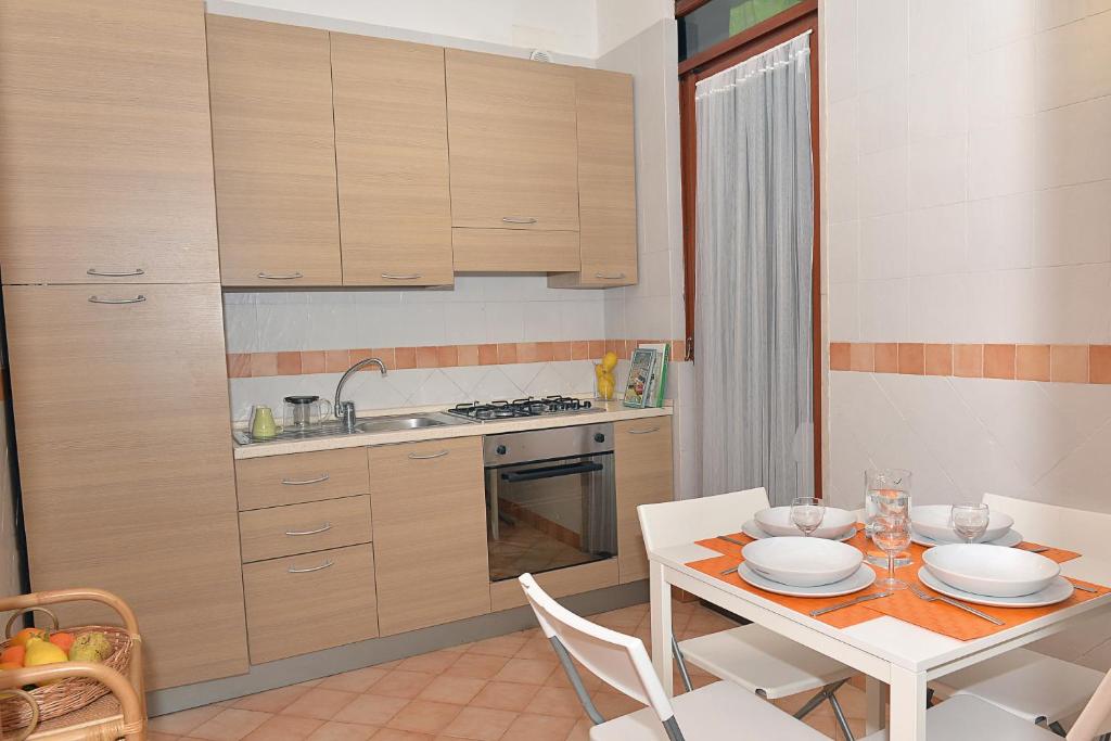 马奥莱科索里贾纳蹄子公寓的厨房配有桌子和白色的桌椅