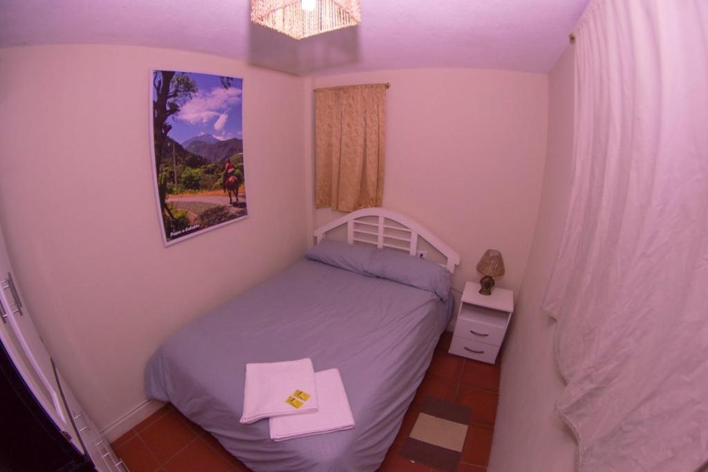 巴尼奥斯Samay Apart的一间小卧室,卧室内配有一张床铺
