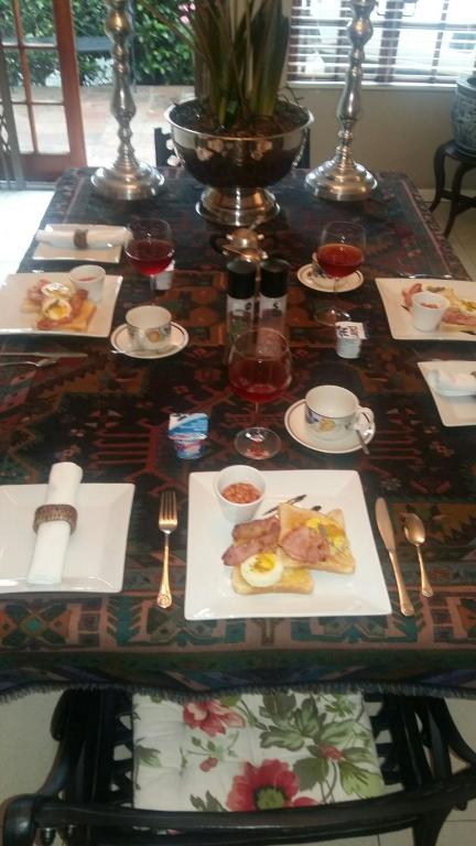 弗莱海德Bella's B&B的餐桌,带食物盘和酒杯