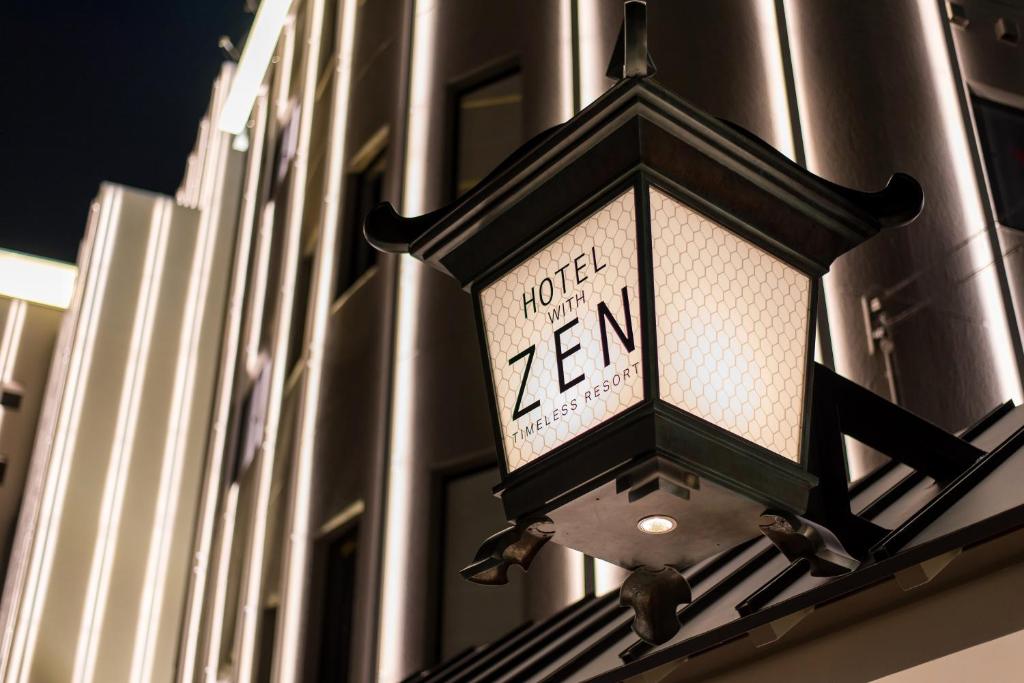 一宫市Hotel Zen Ichinomiya (Adult Only)的建筑物一侧的街道灯