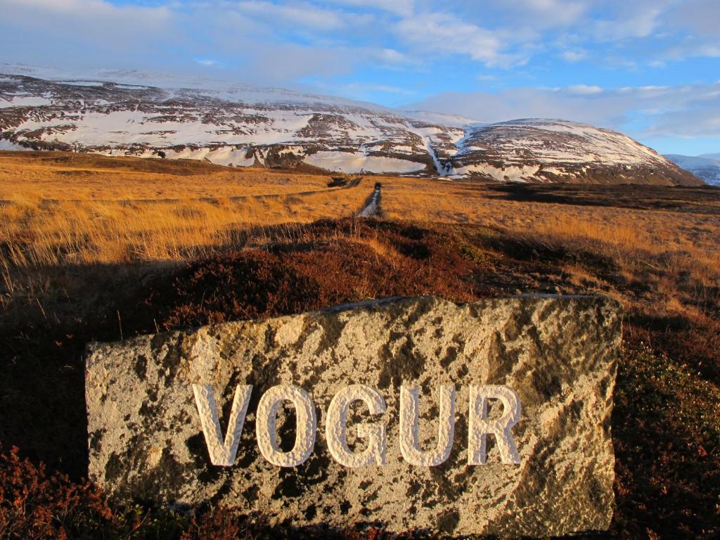Vogur沃格尔乡村旅舍的一块标志,上面写着在雪覆盖的山地里的一种毒液