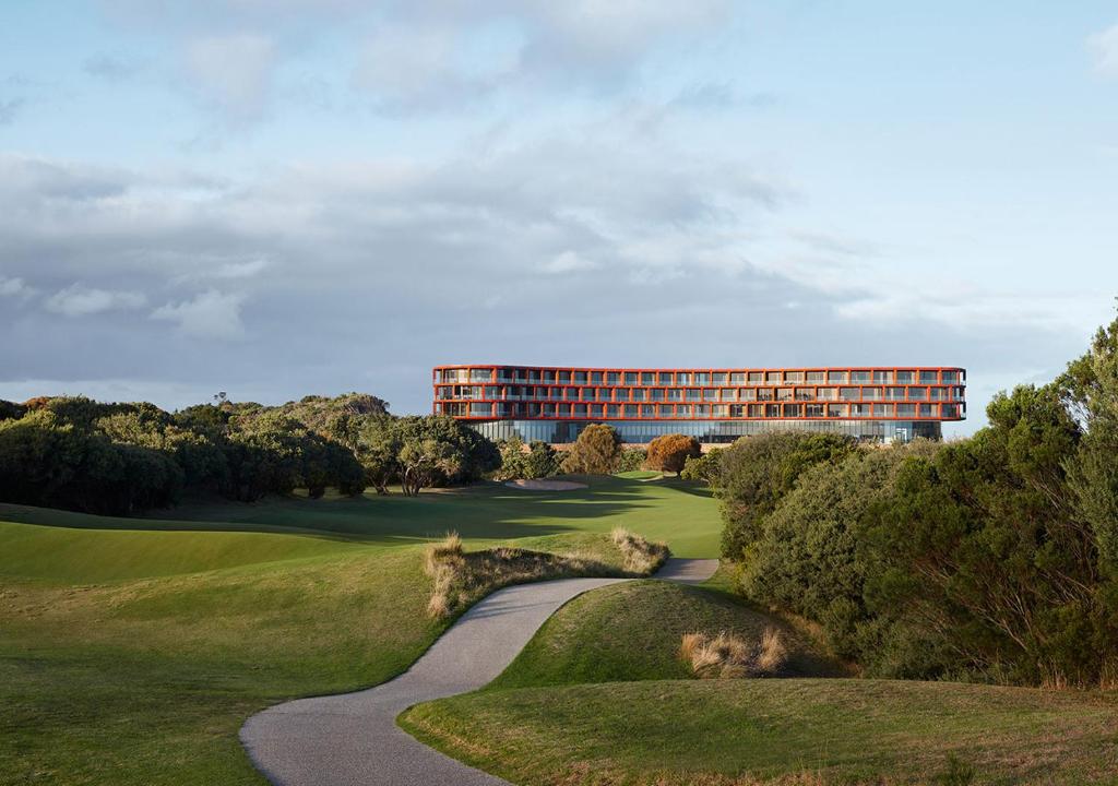 肖恩克角RACV海角善克度假酒店的高尔夫球场上建筑的景色