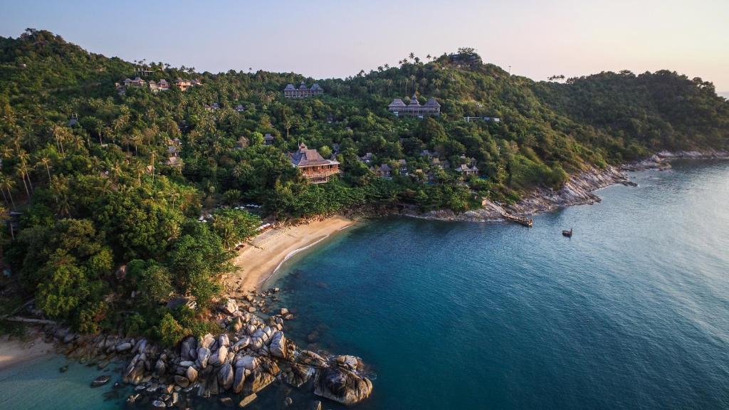 小通奈潘Santhiya Koh Phangan Resort and Spa的海洋岛屿的空中景观