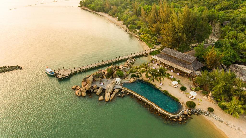 宁凡湾L'Alya Ninh Van Bay的水上度假村的空中景观