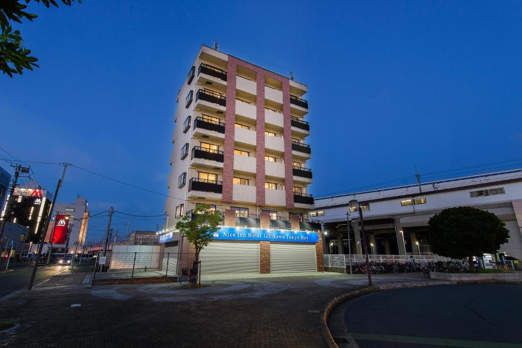 浦安尼斯市川东京湾酒店的夜幕降临的城市街道上一座高楼