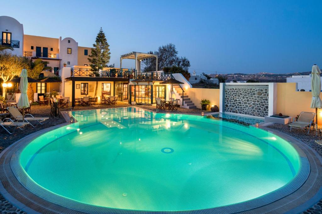 阿克罗蒂里卡里玛拉酒店的房屋前的大型游泳池