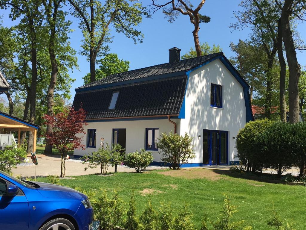 博尔滕哈根Strandhaus Seeperle的黑色屋顶的白色房子