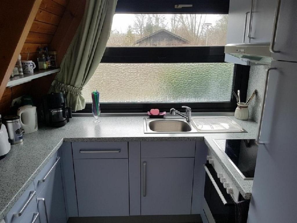 达普Ferienhaus Familie Mischkies的一个带水槽和窗户的小厨房