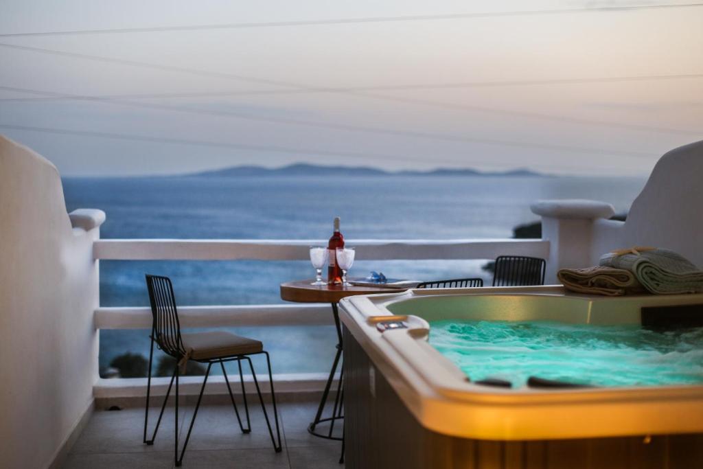 圣斯特凡诺斯Villa Elina suites and more的游轮阳台上的热水浴池