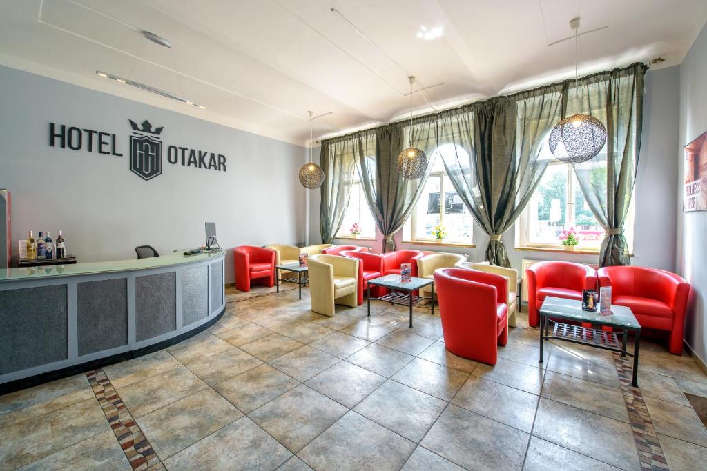 布拉格梅林酒店的酒店大堂设有红色椅子和候客室