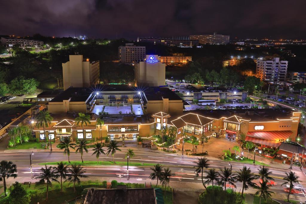 塔穆宁Guam Plaza Resort的夜晚的城市景观