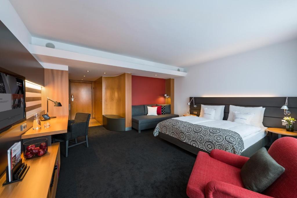 汉堡汉堡麦迪逊酒店的酒店客房设有一张大床和一张沙发。