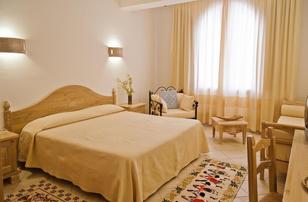托雷斯港利比索尼诗酒店的卧室配有床、椅子和窗户。