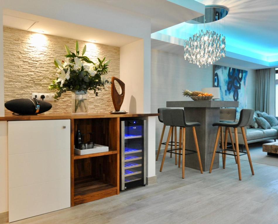 马贝拉Luxury apartment in La Isla, Puerto Banus的厨房以及带桌椅的起居室。