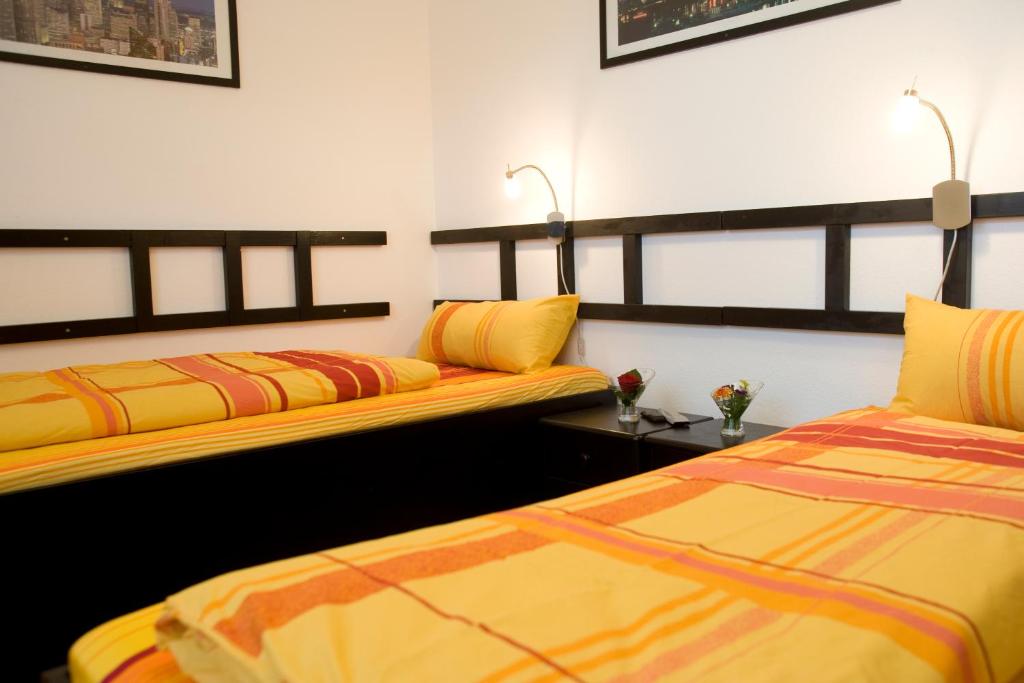 Altenstadt吉玛魏斯旅馆的两张睡床彼此相邻,位于一个房间里
