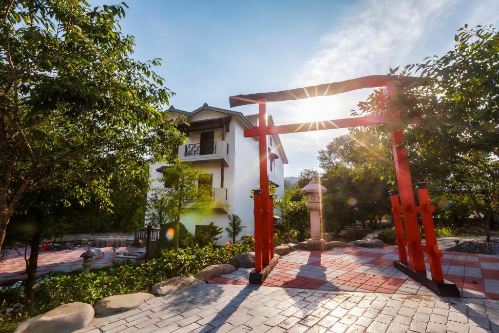 埔里埔里夏都華蔓山林日式會館 Puli Huaman Villa的大楼前的一大块红色十字架