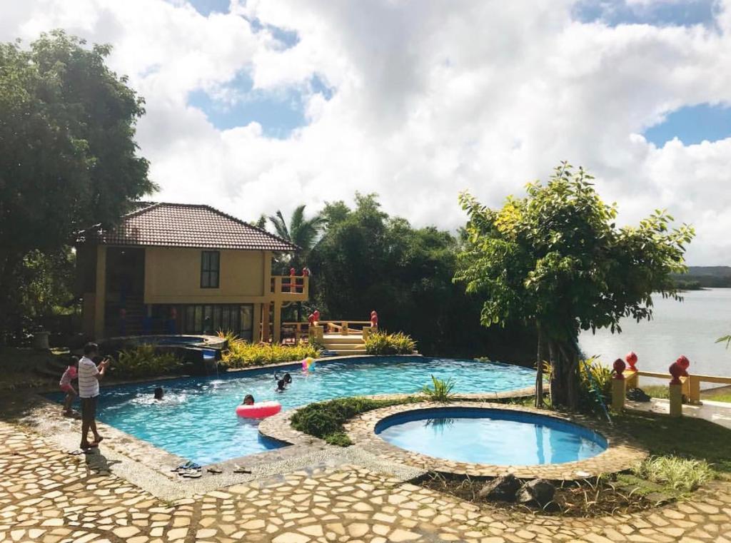 Cavinti卡里瑞亚维尔德酒店的度假村的游泳池,人们在里面游泳