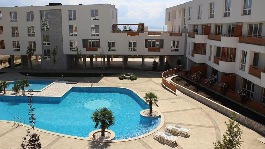 布尔加斯Apartments in Las Brisas的大楼游泳池的顶部景色