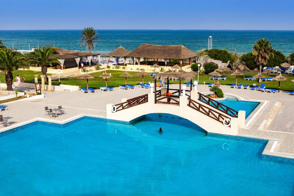 马赫迪耶Hotel Club El Borj的享有度假村游泳池的顶部景致