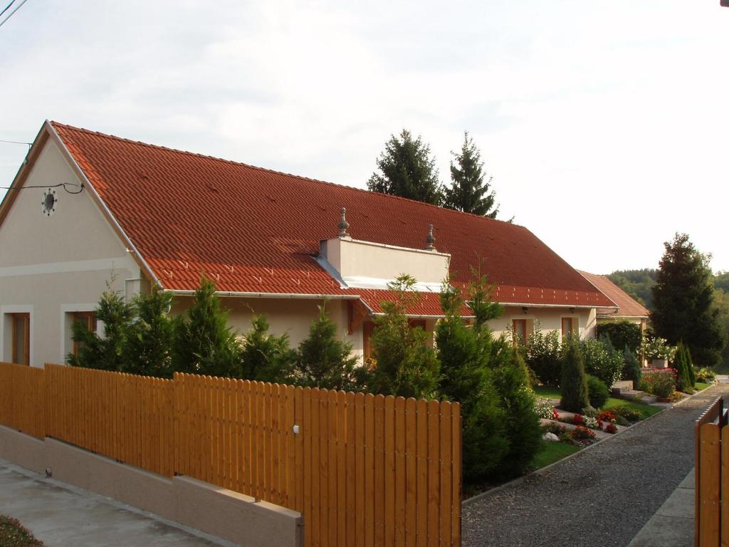伊高尔Franciska Portája的一座带橙色屋顶和围栏的房子