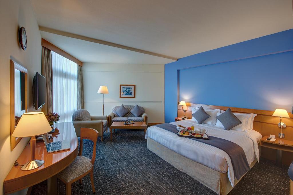 迪拜J5酒店 - 赛义德港的酒店客房设有一张大床和一张沙发。