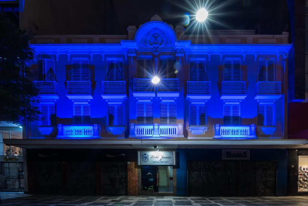 圣保罗约马尔酒店的一座晚上有蓝色灯光的建筑