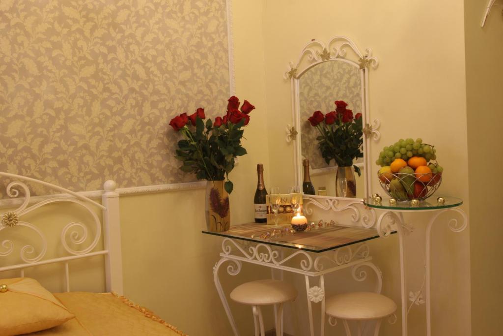 圣彼得堡伊登豪斯酒店的配有鲜花和镜子的桌子的房间