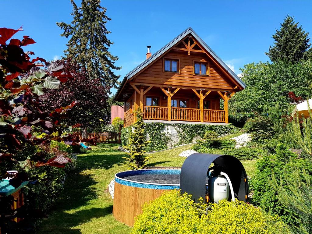 布兰斯科Chalupa u Macochy的庭院内带热水浴池的木屋