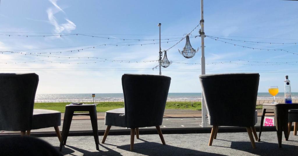 布莱克浦Seafront419 By Seafront Collection的海滩窗户前的一组椅子