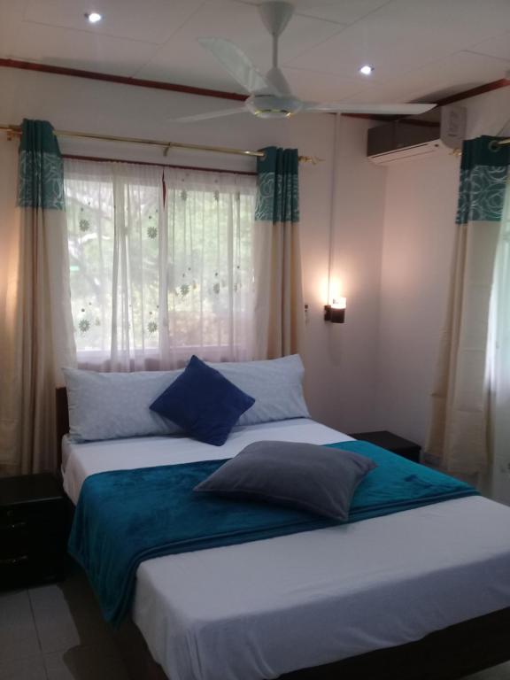 拉迪格岛Agnes Cottage的一间卧室设有两张床和窗户。