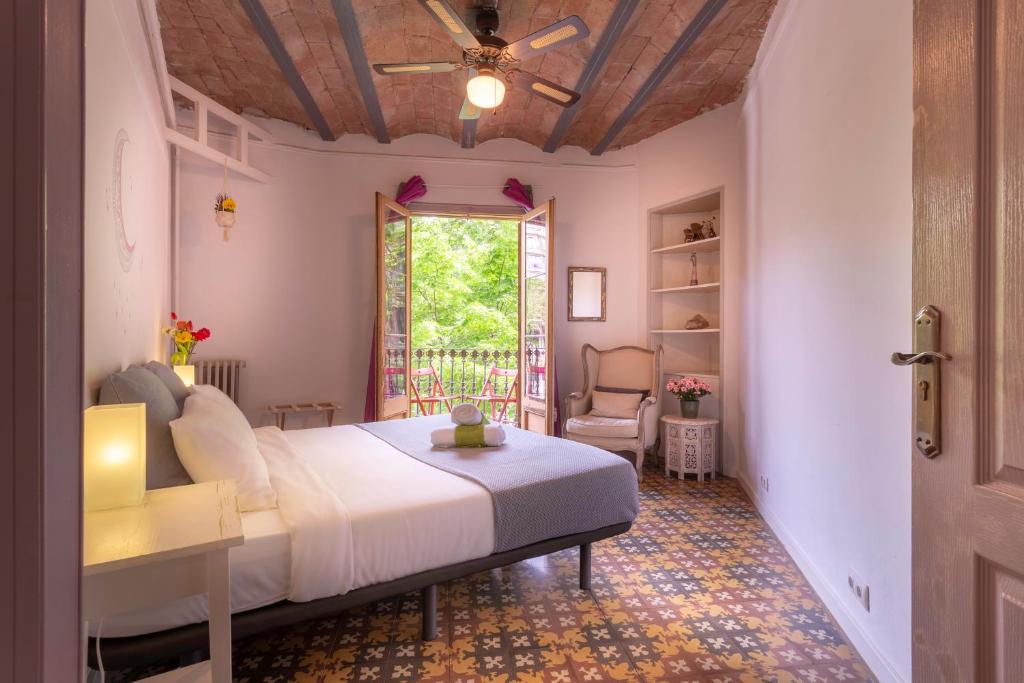 巴塞罗那普利马维拉旅馆的一间卧室设有一张床、一个窗口和一把椅子