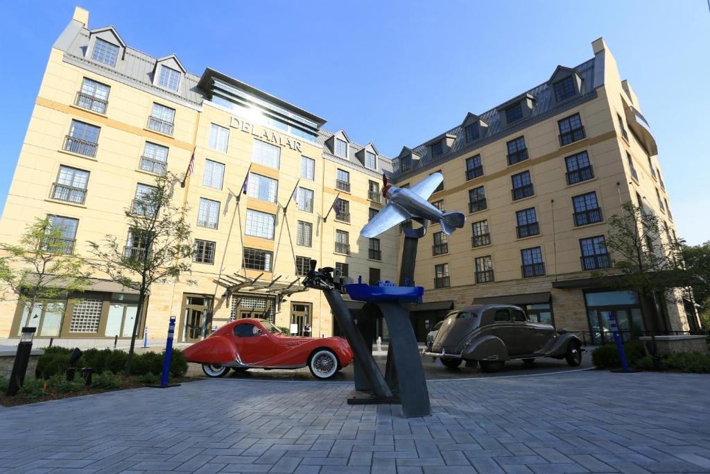 西哈特福德德拉马西哈特福德酒店的飞机和汽车在建筑物前的雕像
