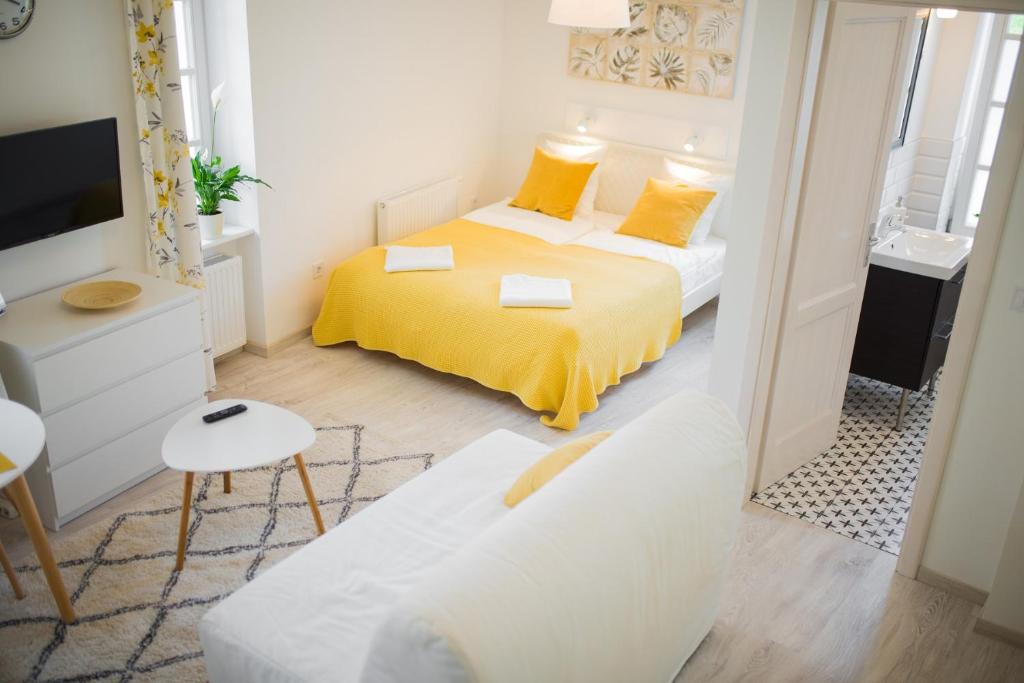 杰尔Rába Apartman House的一间小房间,配有两张床和一张沙发