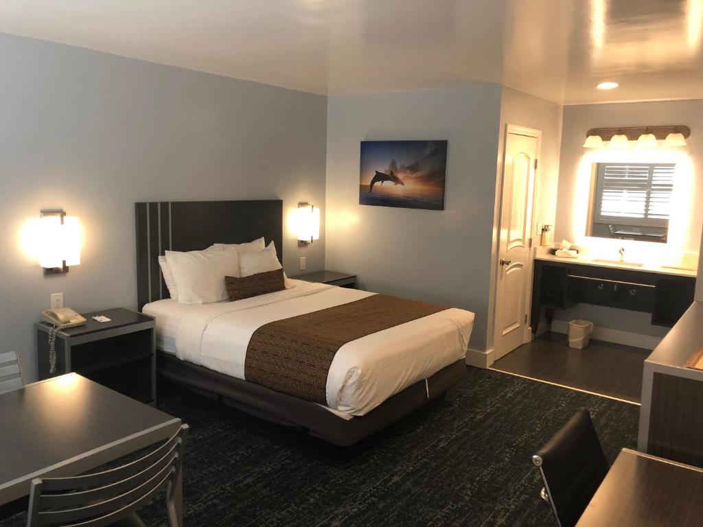 蒙特雷蒙特利太平洋酒店 的配有一张床和一张书桌的酒店客房