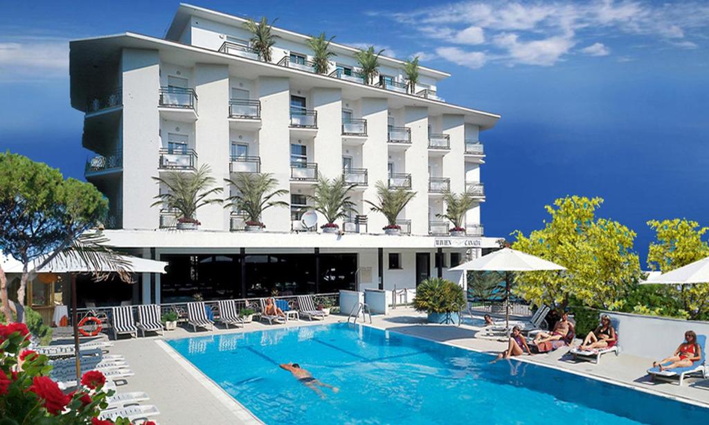 切塞纳蒂科维为恩加拿大比昂迪酒店的大楼前设有游泳池的酒店