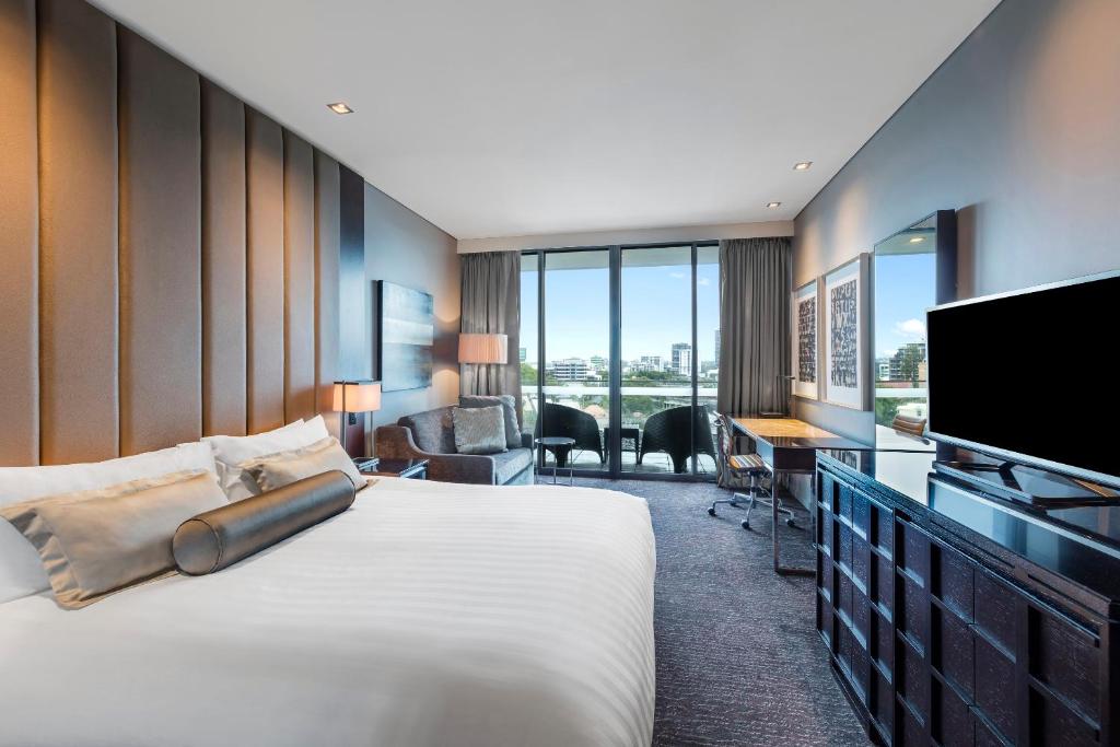 布里斯班布里斯班甘巴罗酒店的配有一张床和一台平面电视的酒店客房