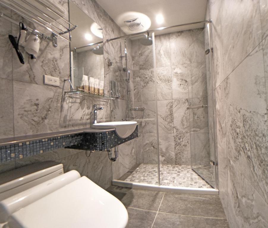 台北耘荷居 Yún Inn的带淋浴、卫生间和盥洗盆的浴室