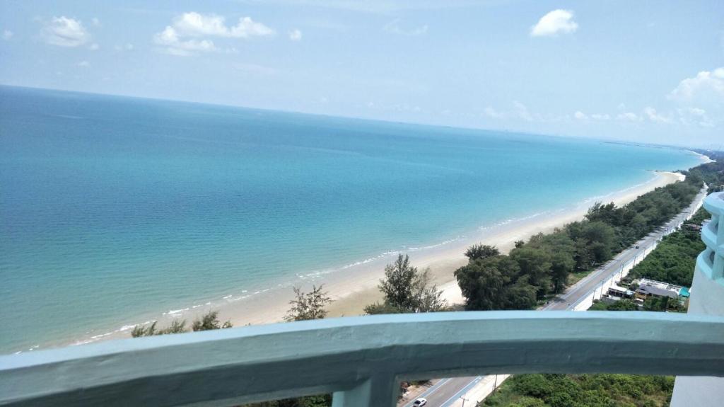 班佩罗勇VIP公寓的阳台享有海滩美景。