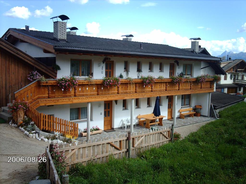 马兰扎Ferienwohnung Winklerhof的大型白色房屋设有木制阳台