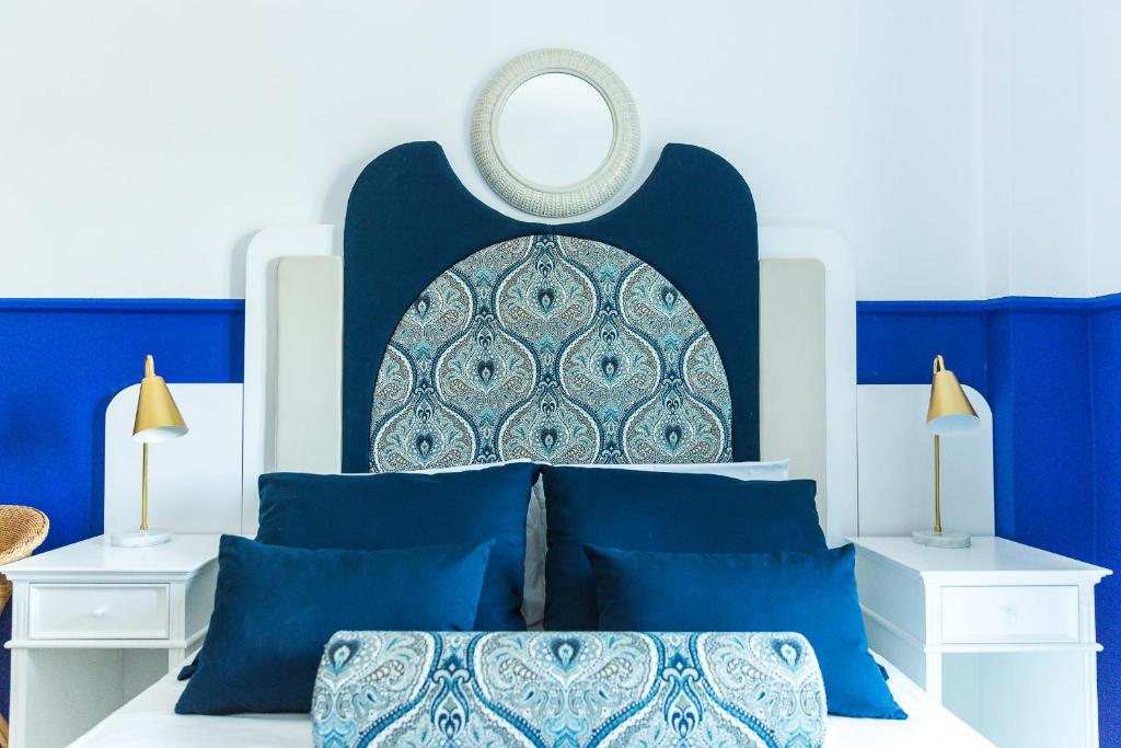 耶奥伊乌波利斯Georgioupolis Plaza Suites的蓝色卧室,配有一张蓝色床头板的床