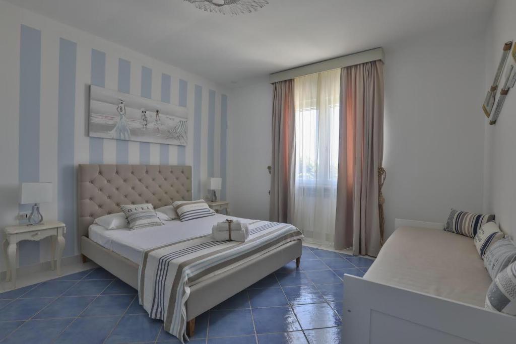 切萨雷奥港Il FARO的一间卧室设有一张大床和一个窗户。