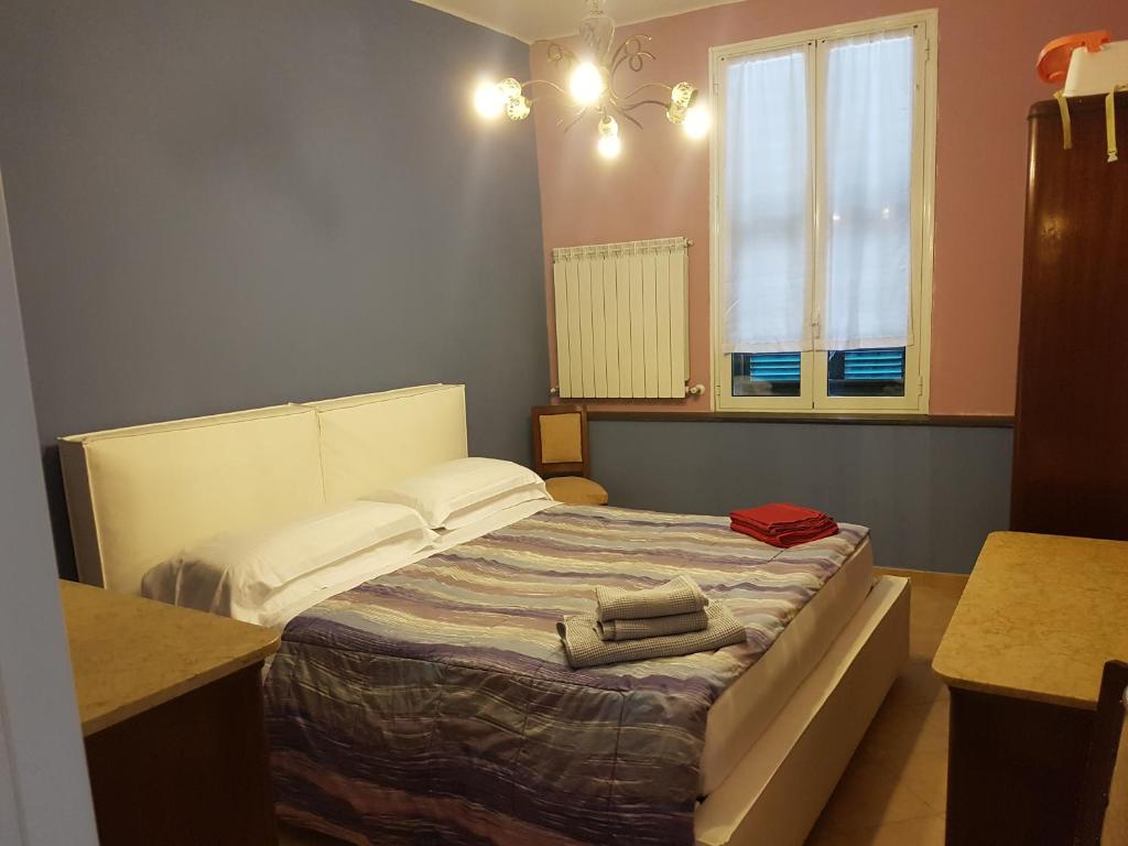 菲纳莱利古雷Casa Florine的一间卧室配有一张床,上面有两条毛巾