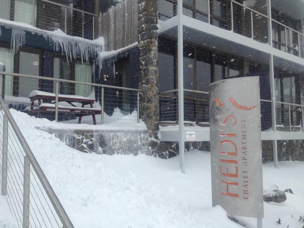 Smiggin HolesSnowstay at Heidi’s的雪中标有标志的建筑物