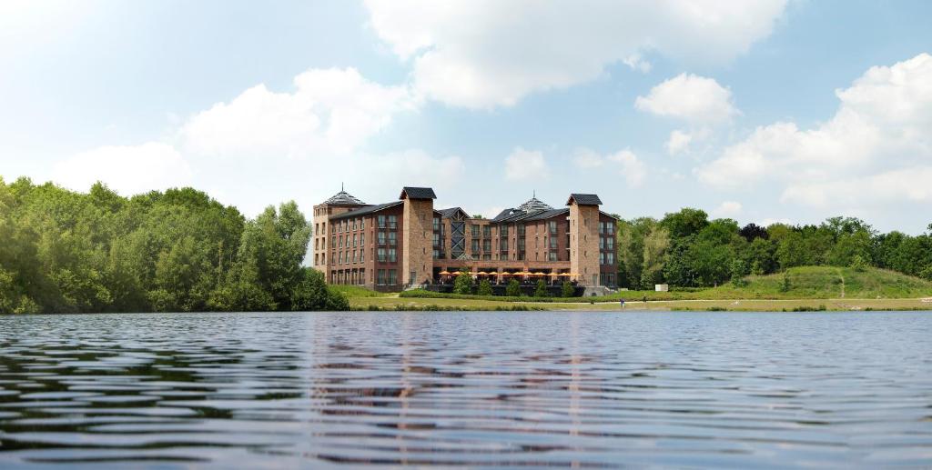 霍斯特霍斯特 - 芬洛公园酒店的水边的大建筑