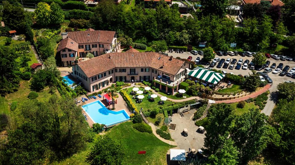佩切图好斯蒂勒瑞杜高尔夫酒店的享有带游泳池的大房子的空中景致